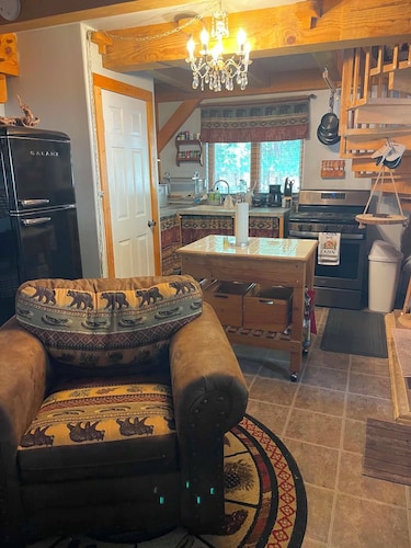  Little Red Cabin  1 bedroom 1 queen couch bed with AC sleeps 4