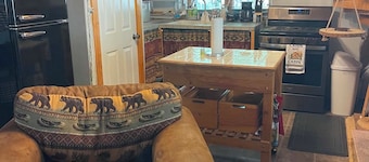  Little Red Cabin  1 bedroom 1 queen couch bed with AC sleeps 4