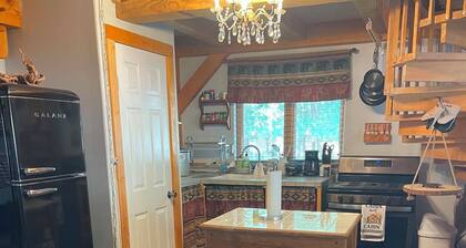 Little Red Cabin 1 bedroom 1 queen couch bed with AC sleeps 4