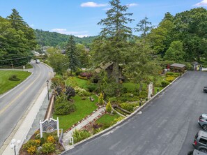 Property grounds - Large 1BR Suite with Full Kitchen (Blowing Rock)