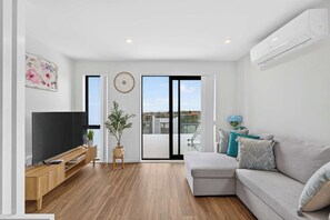 Living area - Sunny 3BR Retreat Browns Bay Beach Zodiak Stays (Auckland  Central)
