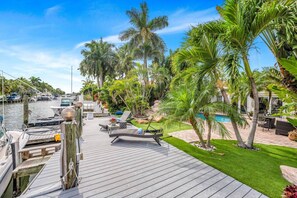 A wooden deck with lounge chairs, a pool, and palm trees. - Amazing property next to Las Olas Boulevard (5 min) (Fort Lauderdale)