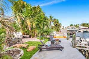 A deck with outdoor furniture, a pool, and a marina with boats. - Amazing property next to Las Olas Boulevard (5 min) (Fort Lauderdale)