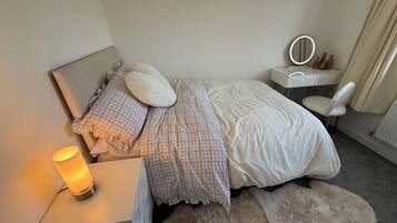 4 bedrooms, iron/ironing board, WiFi, bed sheets