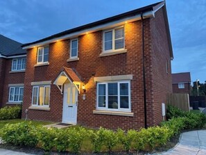 Exterior - Liverpool Luxe Retreat - 4 Bedroom House (Liverpool)