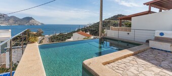 Awesome home in Nijar