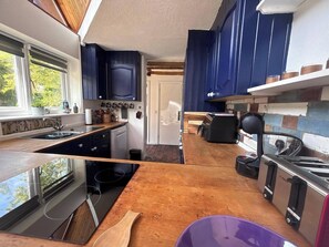 Fridge, microwave, stovetop, dishwasher - Studio Sleeps 5 with in picturesque Chiddingly (Lewes)