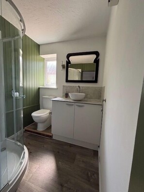 Shower, towels - Studio Sleeps 5 with in picturesque Chiddingly (Lewes)
