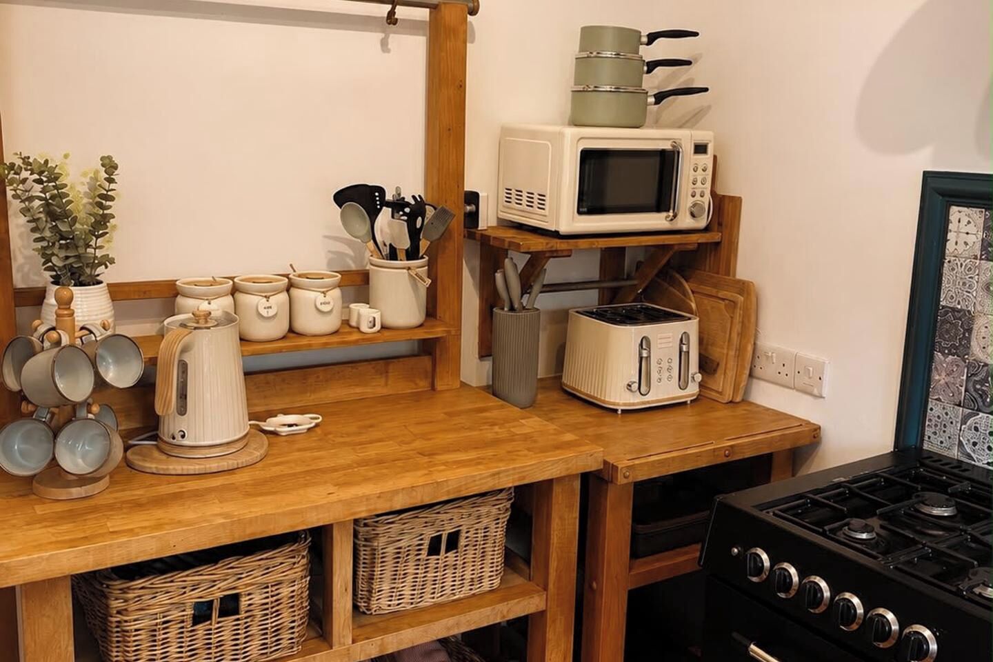 Wasserkocher mit Kaffee-/Teezubehör, Kühlschrank, Mikrowelle, Ofen