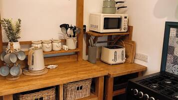 Wasserkocher mit Kaffee-/Teezubehör, Kühlschrank, Mikrowelle, Ofen