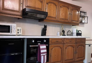 Fridge, microwave, oven, stovetop - Cozy Cottage Retreat near Haworth, log burner (Keighley)