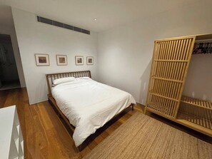 A bedroom with a bed, a wardrobe, and three framed pictures on the wall. - 2B2B Executive Residence in Barton, 7-9 min walk to PH, M-Oval & Lake BG (Barton)