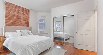 The Red Door Retreat - Walking Distance to Downtown Hartford