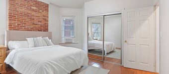 The Red Door Retreat - Walking Distance to Downtown Hartford