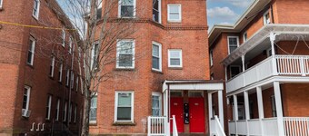 The Red Door Retreat - Walking Distance to Downtown Hartford