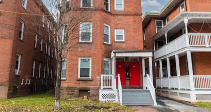 The Red Door Retreat - Walking Distance to Downtown Hartford