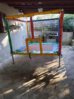 A fenced play area with a trampoline and a small pool. - Beautiful country house in the Porta do Sol gated community. (Mairinque)