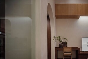 مساحة عمل للكمبيوتر المحمول وستائر تعتيم وتجهيزات عازلة للصوت