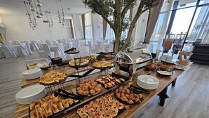 Una mesa de buffet con diferentes opciones de comida y una estación de parrilla.