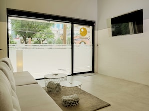 Lobby sitting area - Jamjun Hostel (Bangkok)