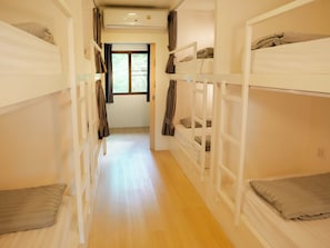 Desk, WiFi (free) - Jamjun Hostel (Bangkok)