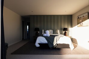 Tabla de planchar con plancha, wifi y ropa de cama