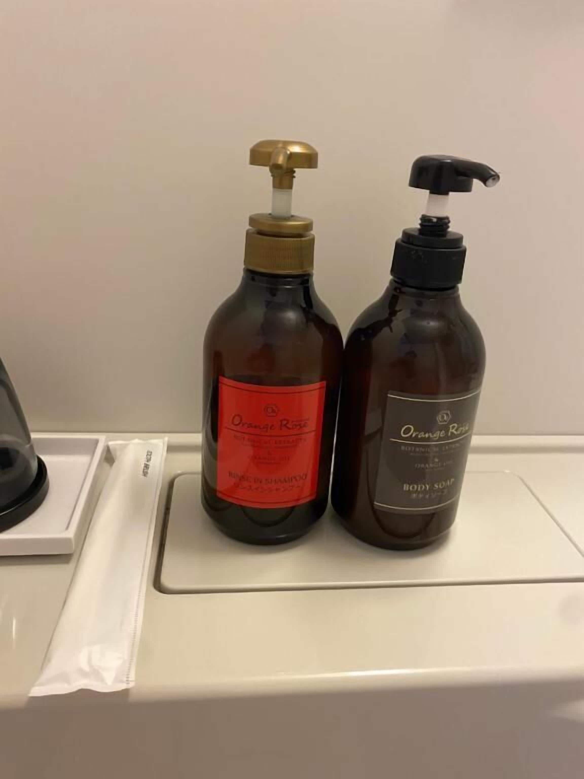 Habitación individual económica, vistas a la ciudad | Servicios del cuarto de baño | Zapatillas