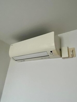 Eine weiße Klimaanlage an der Wand montiert.