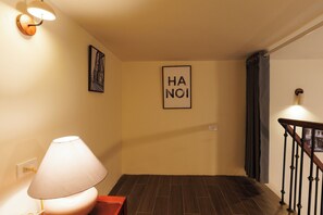 A hallway with a lamp, a framed picture, and a sign that reads 'HA NOI'. -  Peaceful luxury Stay by Hanoi Old Quarter ,Opera House & Hoan Kiem Lake (Hà Nội)