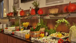 Een buffet met diverse soorten eten en decoratieve elementen.