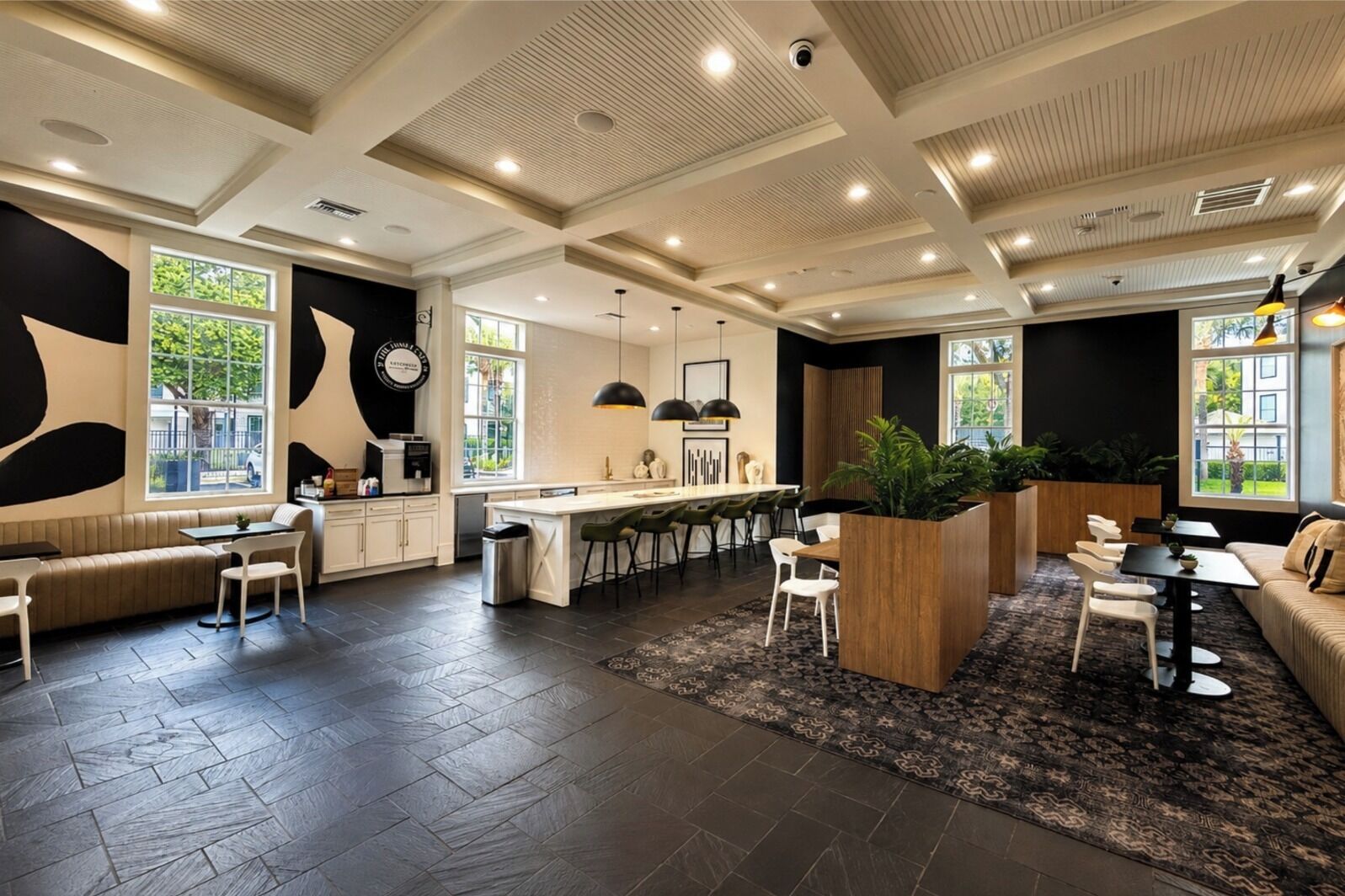 Un intérieur moderne comprenant une cuisine, un coin repas et un espace salon.