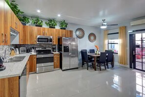 Wasserkocher mit Kaffee-/Teezubehör, Kühlschrank, Mikrowelle, Ofen