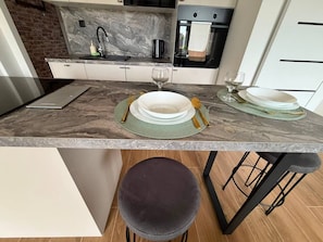 Réfrigérateur, un four, surface de cuisson