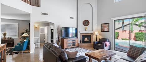 Smart TV, chimenea, videojuegos y reproductor de DVD