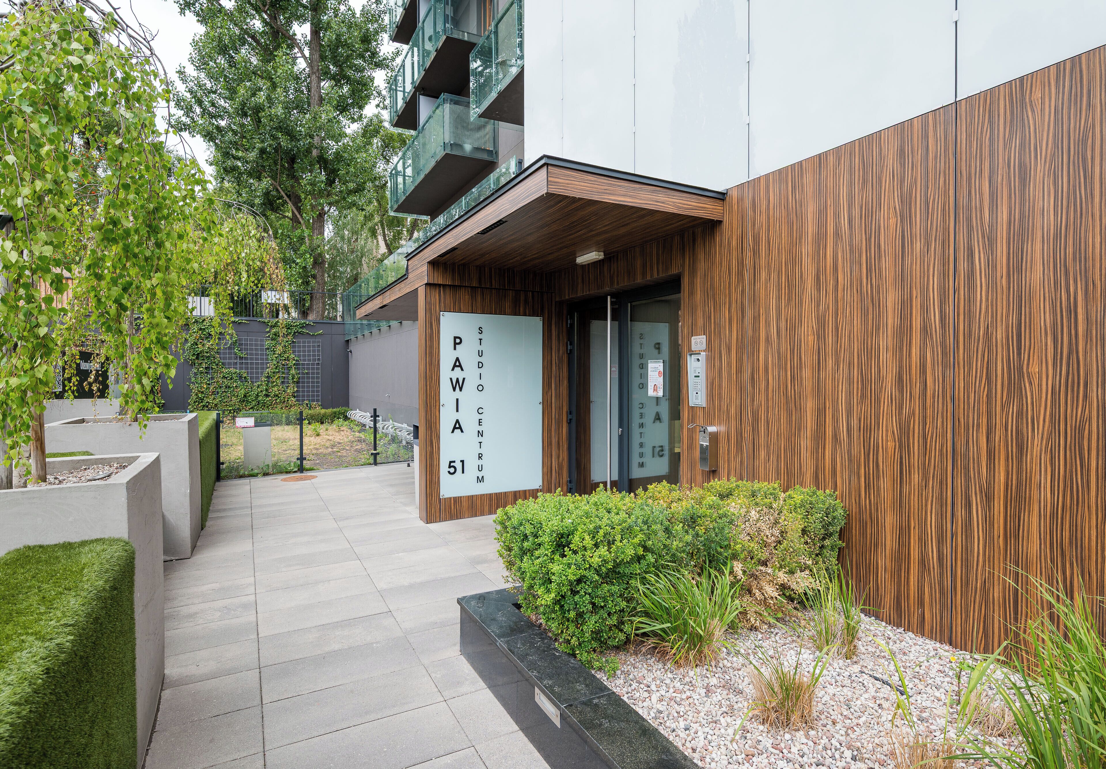 Un bâtiment moderne sur lequel on peut lire l’inscription « PAWA CENTRUM 51 ».