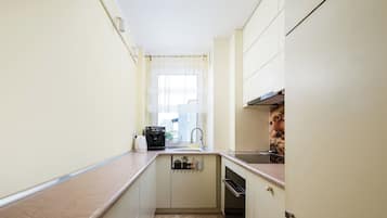 Coffee/tea maker, fridge, oven, stovetop