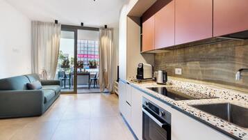 Coffee/tea maker, oven, stovetop, dishwasher