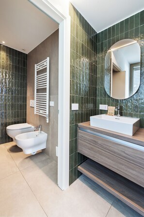 Een douche, een haardroger, een bidet, handdoeken