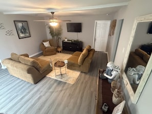 Living area - Mermaid by the Coast 4BR Near Beach & Refineries (Clute)