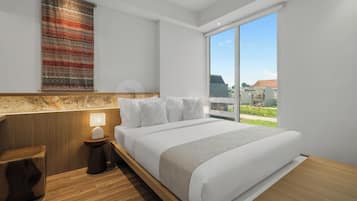 Ein modernes Hotelzimmer mit einem großen Bett, einem Nachttisch, einer Lampe, einem Holz-Kopfteil und Blick auf die Stadt durch ein großes Fenster.