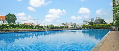 Una piscina al aire libre