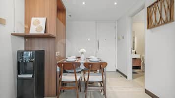 Apartment, 2 Bedrooms, Balcony, City View | Dining room