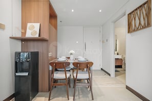 Apartamento, 2 quartos, sacada, vista para a cidade | Sala de jantar