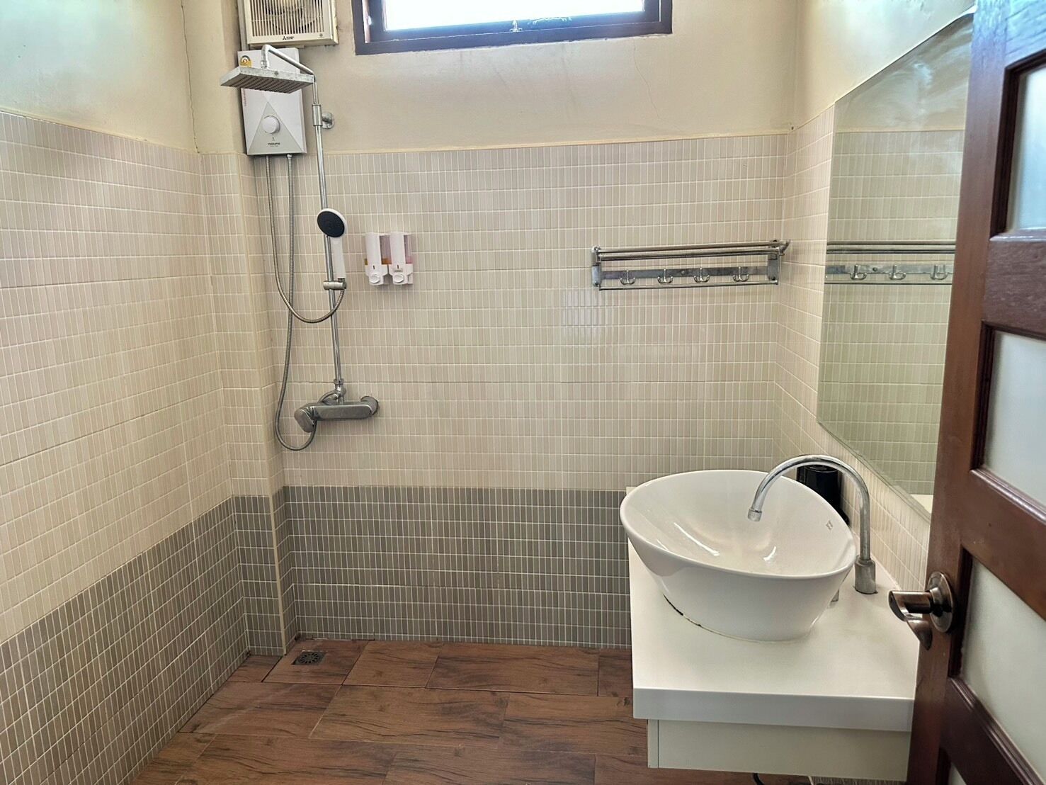 Habitación estándar | Baño | Amenidades de baño gratuitas, secadora de cabello, toallas, jabón 