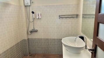 Habitación estándar | Baño | Amenidades de baño gratuitas, secadora de cabello, toallas, jabón