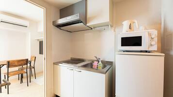 Lemari es, microwave, kompor, dan peralatan masak/sendok-piring