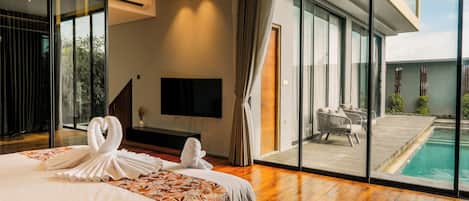 Villa familiar, balcón, vista al jardín | Caja de seguridad en la habitación y cortinas blackout