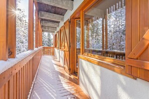 A wooden balcony with snow-covered railings and a view of a snowy forest. - L'Anemone near Campo Smith Lifts, Bardonecchia, Italy (Bardonecchia)
