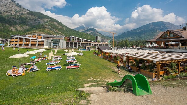 A resort with a pool area, outdoor seating, and mountain views. - L'Anemone near Campo Smith Lifts, Bardonecchia, Italy (Bardonecchia)