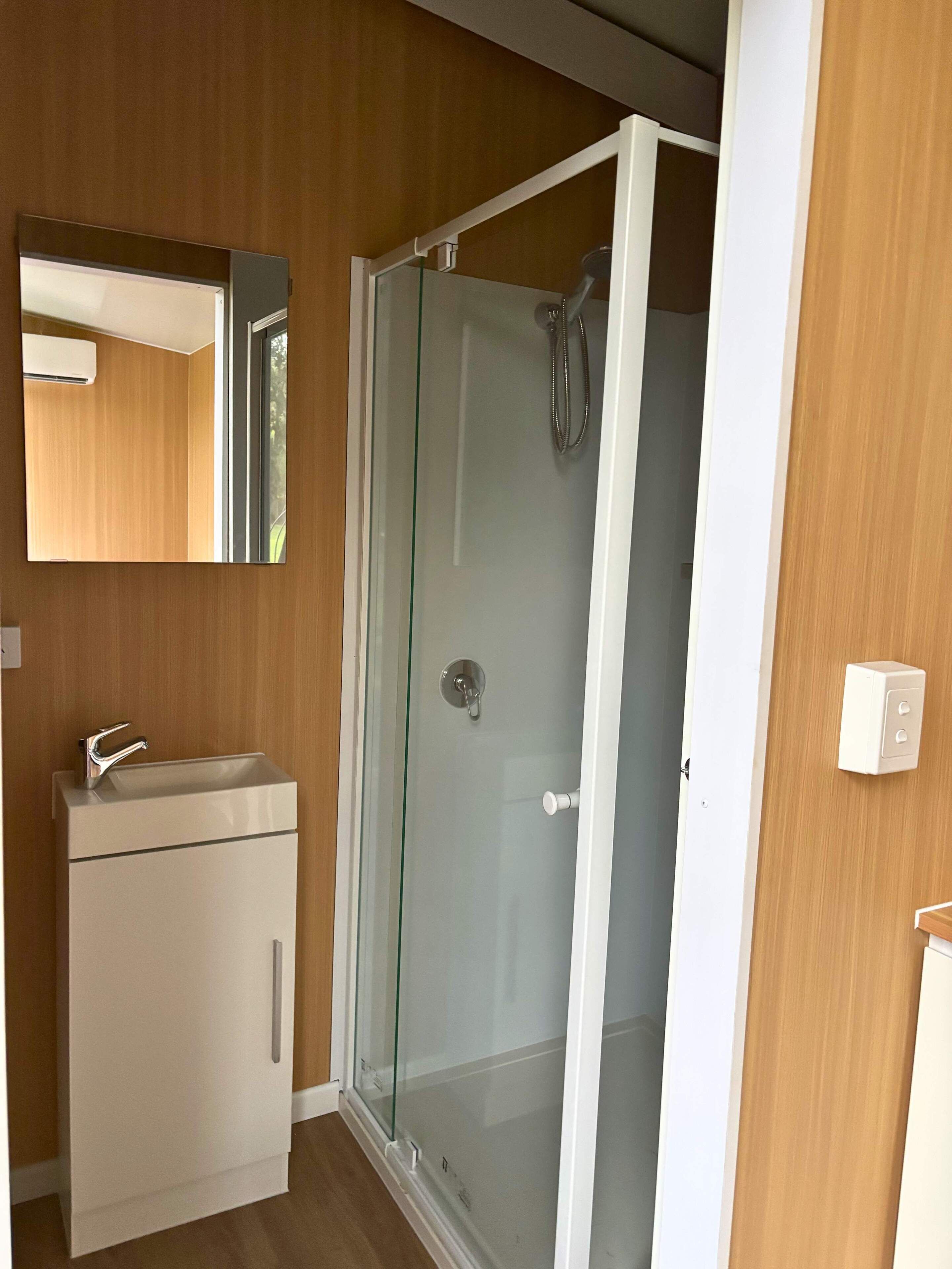 Dusche, Haartrockner, Handtücher, Shampoo